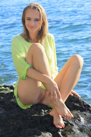 Чувственная светлая порноактриса Rachel Blau красуется рядом с океаном, опуская свое невероятное туловище в воду