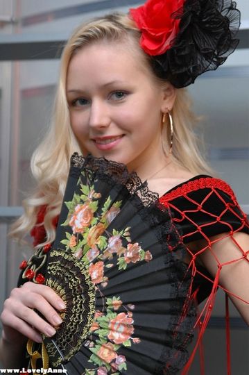Тощая блондиночка Lovely Anne стаскивает традиционное платье
