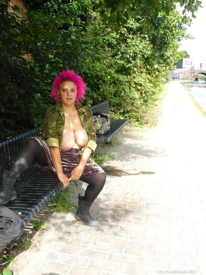 Рокси хочет отличаться от других и не только розовыми волосами, но и тем, что она может демонстрировать свои титьки и сраку посреди улицы