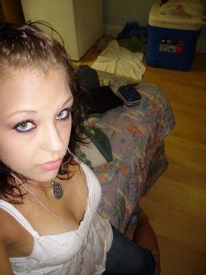 19-летняя русая порноактрисса снимает лифчик дома