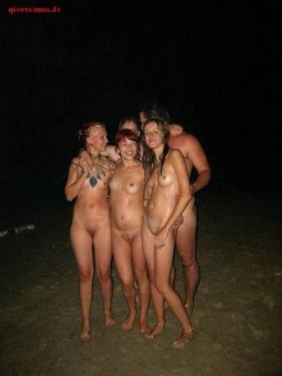 Пьяная вечеринка без одежды на речке