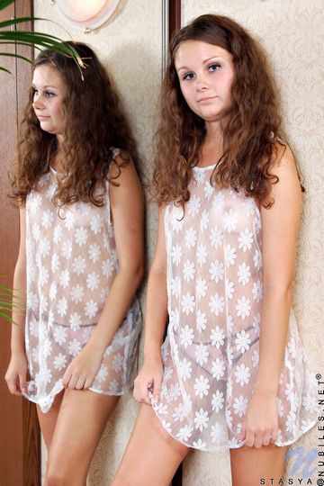 18-летняя Stasya Nubiles снимает прозрачную ночнушку и тонги перед зеркалом