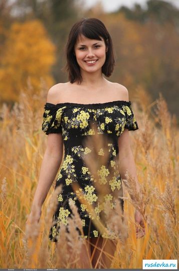 Привлекательная голая русская особа женского пола на прогулке в поле