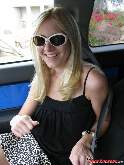 Светлая порноактриса в очках Becky Pureheart заслужила полный рот кончи после минета в авто
