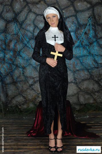 Нагая монахиня с крестом в руках | Картинки